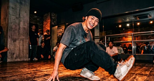 ブレイクダンスのフットワークしている男性