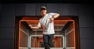ブレイクダンスのステップしている男性